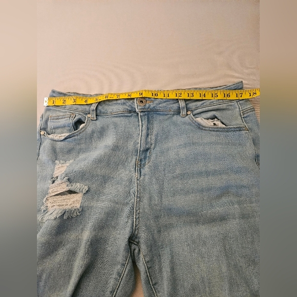 Blue Savvy- Women's Size 20, 93% Cotton,  Cropped Distressed Jeans. - Picture 3 of 9